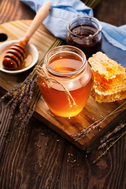 罐子里的蜂蜜和一束干薰衣草图片下载