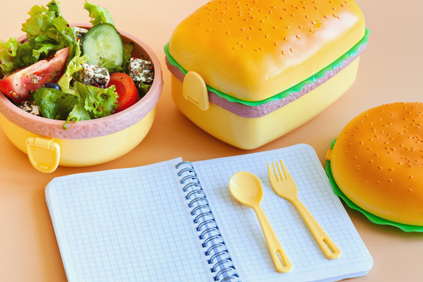 为孩子们准备的汉堡包午餐盒。新鲜的图片下载