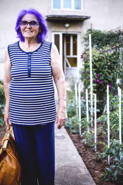 老妇人要去度假图片下载