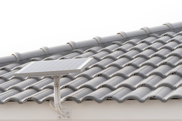 太阳能电池板孤立在白色背景上。图片下载