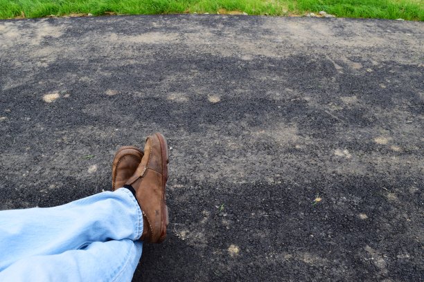 穿棕色鞋的男人图片下载