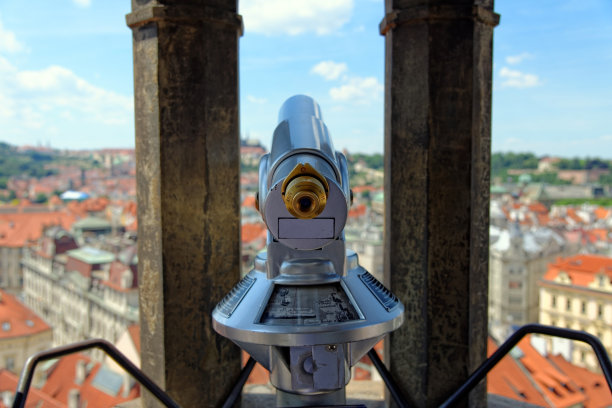 硬币操作的望远镜，布拉格，捷克共和国。图片下载