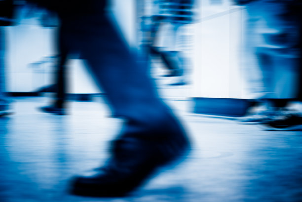 人们在繁忙的地铁站里行走图片下载