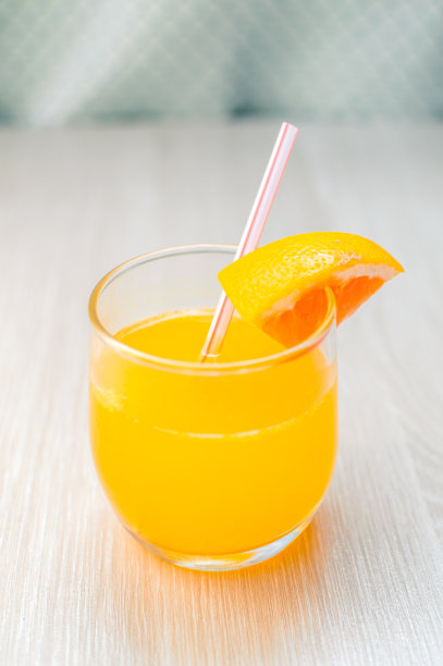 早餐用吸管盛些橙汁。图片下载