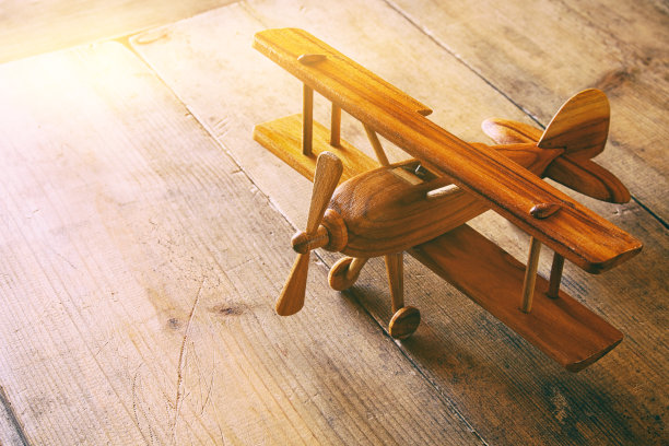 旧桌子上的老式玩具飞机素材图片