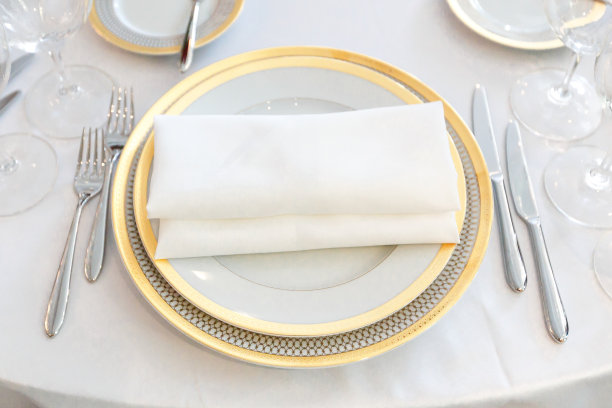 白色盘子，黄色帆布，桌布，餐巾，餐巾图片下载