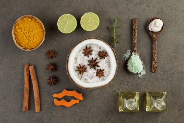 美丽的草本水疗概念椰子，姜黄，酸橙，肉桂图片下载