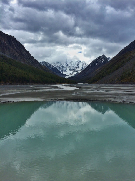 摄于阿尔泰山脉的冰川图片下载