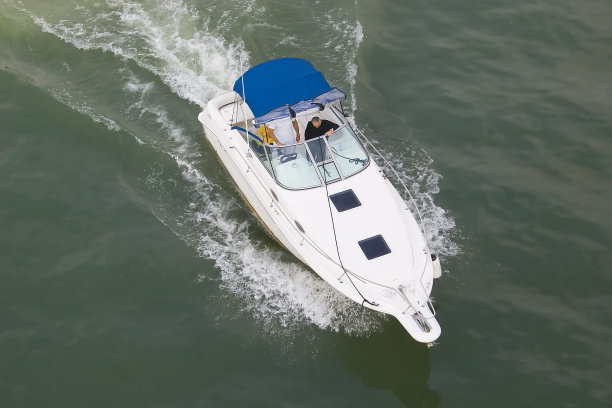 白色的船图片下载