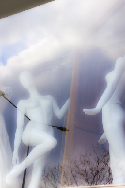 购物橱窗里的模特图片下载