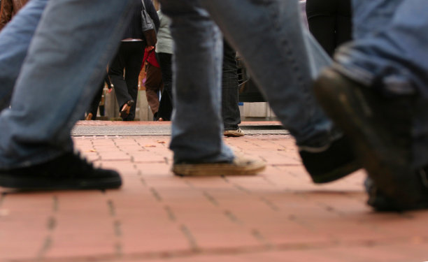 街道上的公共行人与地面距离较近图片下载