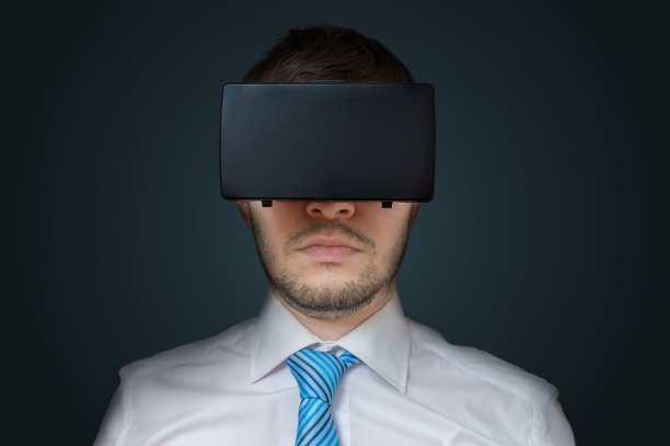 年轻人戴着3D虚拟现实眼镜。低调。图片下载