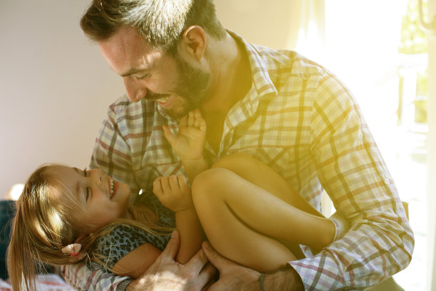 快乐的家庭。素材图片