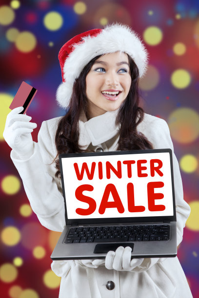 漂亮的女士在网上为圣诞节购物图片下载