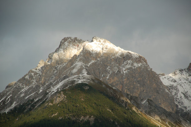 夕阳中的山顶图片下载