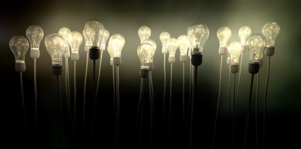 用诡异的光瞄准天空的灯泡素材图片