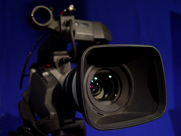 蓝色背景下的相机特写镜头图片下载