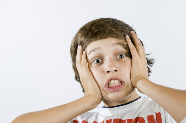 一个穿着白衣的男孩可怕的鬼脸图片下载