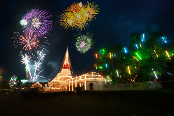 泰国的Phra Samut Chedi宝塔在黄昏时是五颜六色的。图片下载