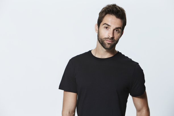 黑色t恤的家伙图片下载