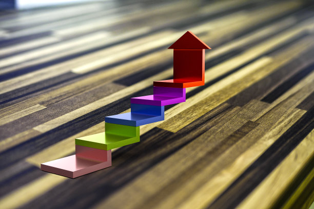 在木桌上踩上箭头图片下载