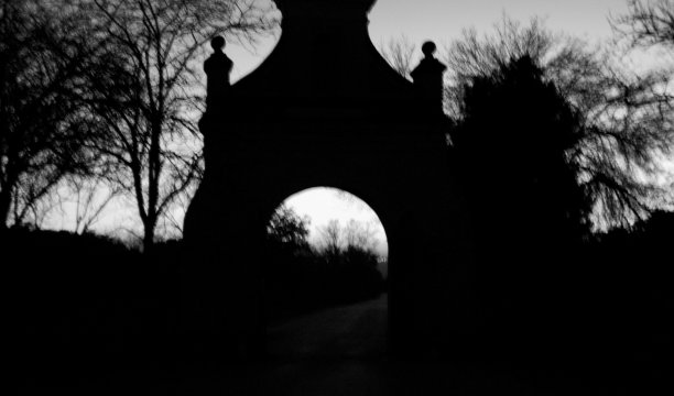 背靠天空的轮廓图片下载