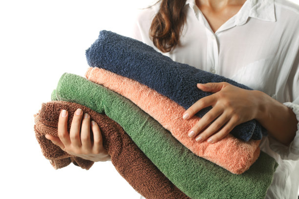 白色背景上拿着干净毛巾的人图片下载