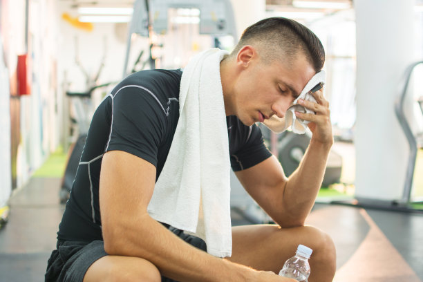 在健身房里休息的帅哥。图片下载