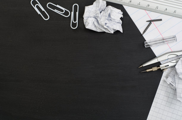 学校用品边界上的黑色黑板背景。顶视图的照片图片下载