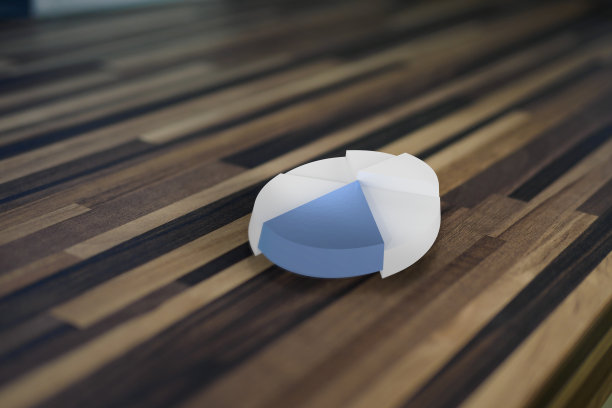 木桌上的饼图图片下载