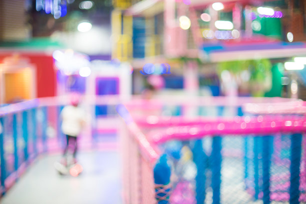 儿童多彩的运动操场为背景模糊。图片下载