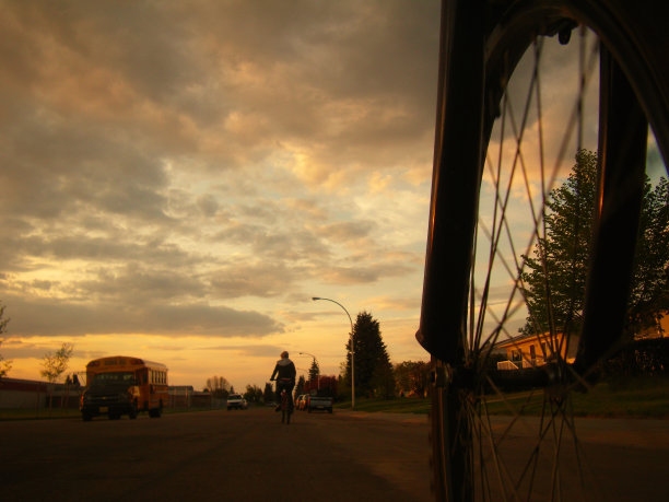 无忧无虑的傍晚骑单车图片下载