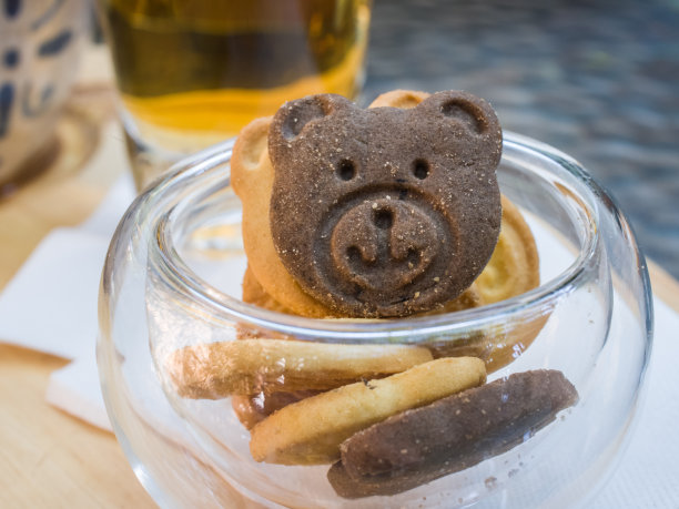 把饼干放在木盘子里图片下载