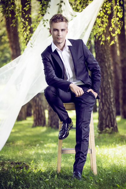 那个穿黑西装的年轻人的画像图片下载