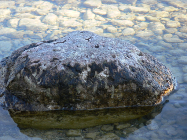 (湖中之石图片下载