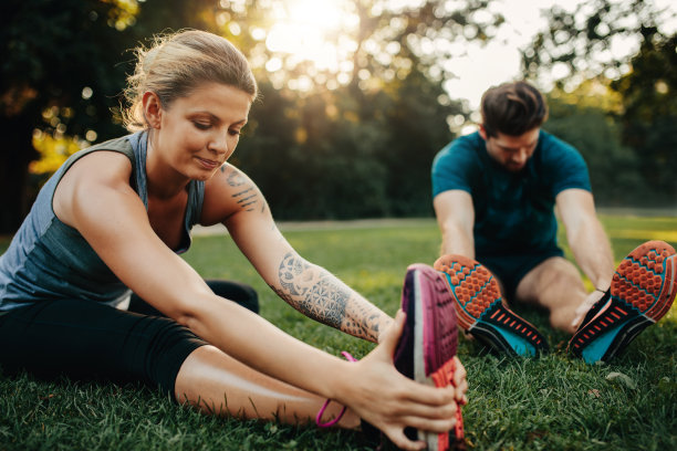 美丽的年轻女人和男人伸展图片下载
