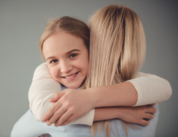 母亲和未成年的女儿图片下载