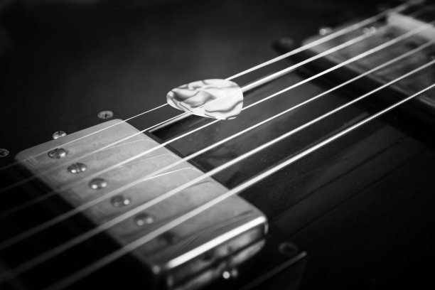 木吉他。黑白照片图片下载