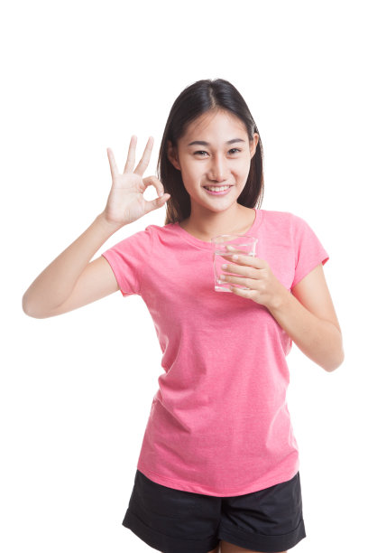 年轻的亚洲女人喝一杯酒就可以了图片下载