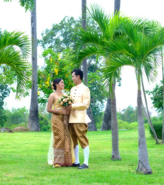 甜蜜的结婚夫妇照片泰国服装图片下载