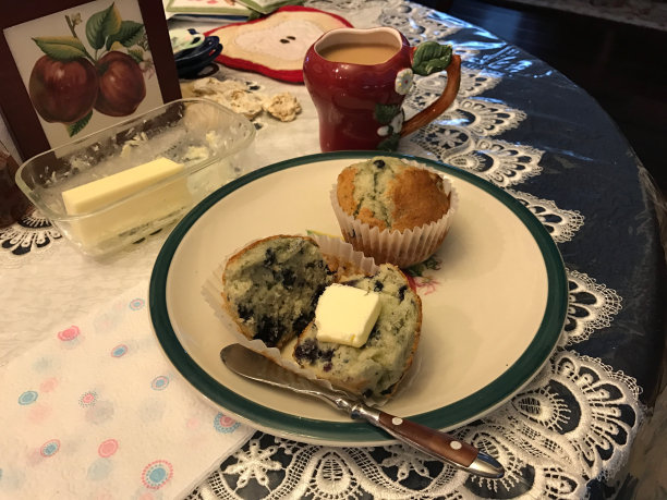 寒冷的早晨，温暖的早餐图片下载