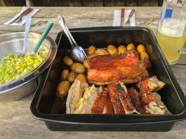 巴伐利亚新鲜烤猪肉，脆皮图片下载