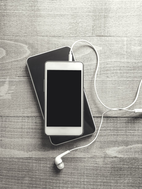 黑白照片的智能手机与耳机图片下载