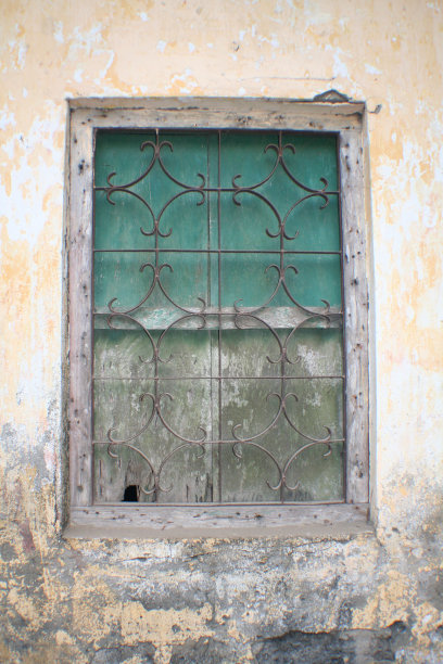 孟加拉国盖班达当地的乡村窗铁艺门图片下载