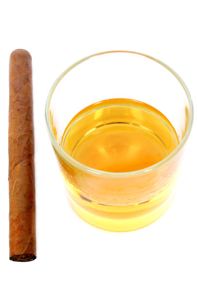 雪茄和威士忌图片下载