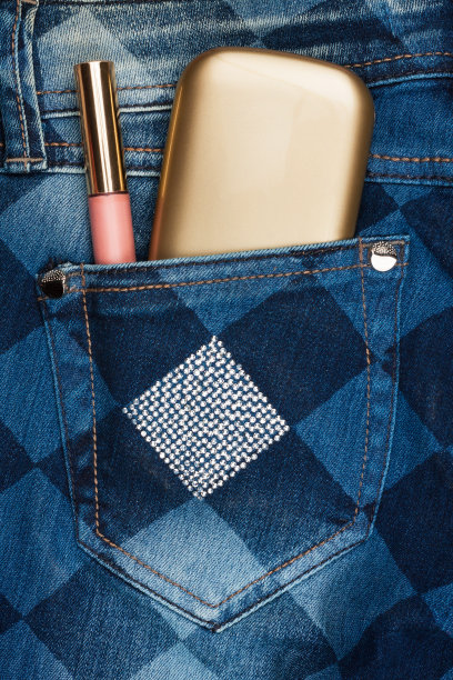 化妆品从他镶着莱茵石的牛仔裤口袋里伸出来图片下载