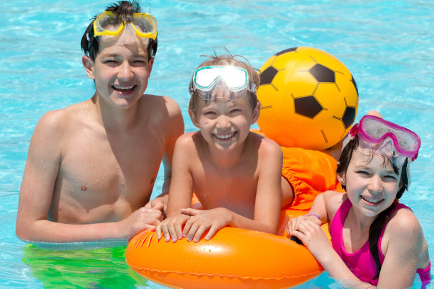 游泳池里的儿童图片下载