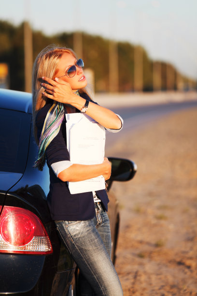 有财务报告的年轻女商人图片下载