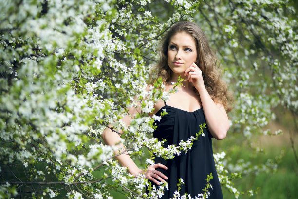 户外浪漫的金发年轻女人的肖像图片下载