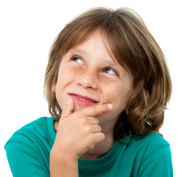 一个男孩抬头望着角落的肖像。图片下载